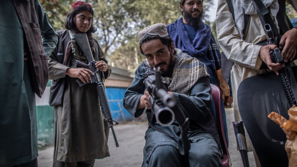 Aufnahme entstand im September: Ein junger Taliban-Kämpfer zielt zum Spaß mit seinem Gewehr in Richtung Fotograf, während er vor einer Polizeistation in Kabul Wache hält. (Foto)