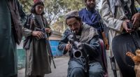 Aufnahme entstand im September: Ein junger Taliban-Kämpfer zielt zum Spaß mit seinem Gewehr in Richtung Fotograf, während er vor einer Polizeistation in Kabul Wache hält.
