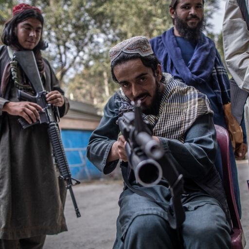 Bizarre Bilder aus Kabul! Taliban vergnügen sich im Freizeitpark
