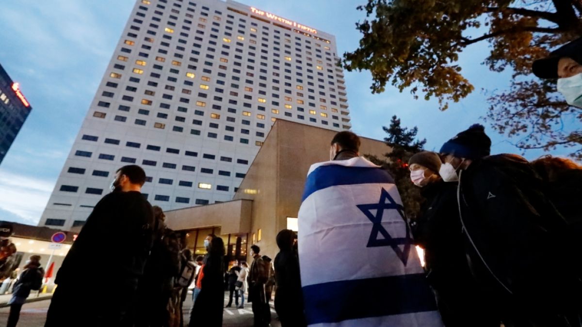 Nach Antisemitismus-Vorwürfen haben sich Hunderte Menschen vor dem "Westin Hotel" Leipzig versammelt, um Solidarität mit dem Musiker Gil Ofarim und Jüdinnen und Juden in Deutschland zu zeigen. (Foto)