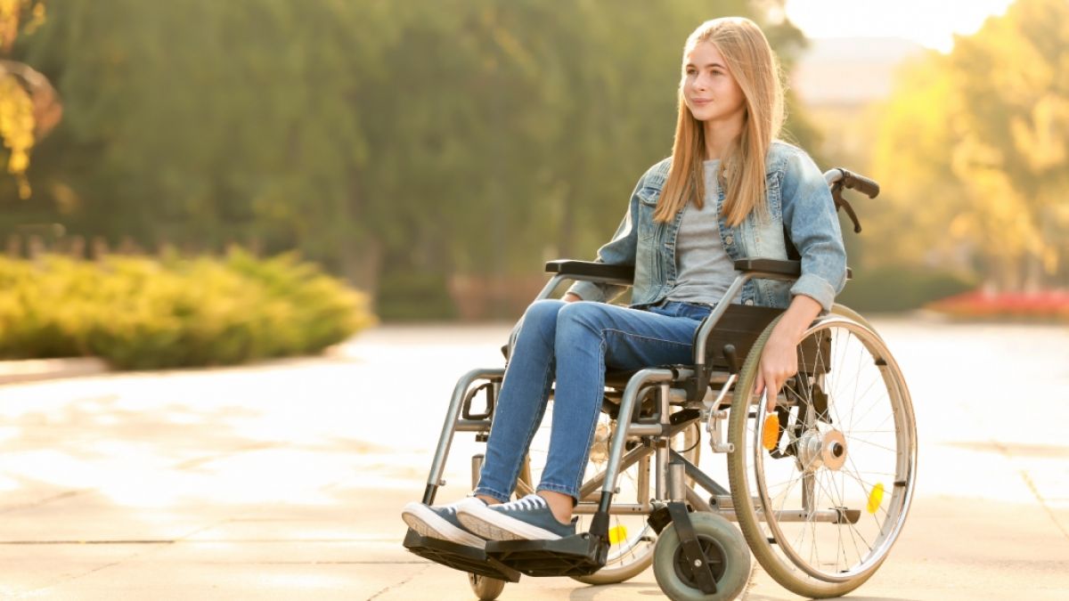 Ein Mädchen (15), das durch Corona im Rollstuhl sitzt, wurde in Wales von Impfgegnern angegriffen.  (Foto)
