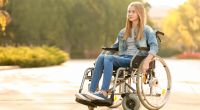 Ein Mädchen (15), das durch Corona im Rollstuhl sitzt, wurde in Wales von Impfgegnern angegriffen. 