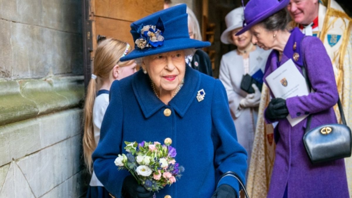Royal-News aktuell: Zum ersten Mal seit zwanzig Jahren sah man die Queen auf einen Gehstock gestützt. Die Royal-Fans sorgen sich um die Gesundheit ihrer Königin. (Foto)