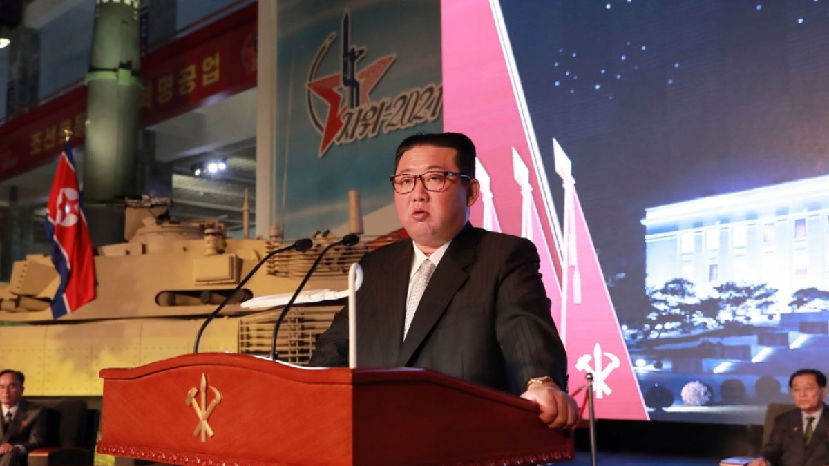 Kim Jong Un, Machthaber von Nordkorea, spricht während einer Ausstellung von Waffensystemen. (Foto)