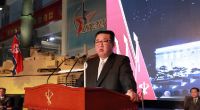 Kim Jong Un, Machthaber von Nordkorea, spricht während einer Ausstellung von Waffensystemen.