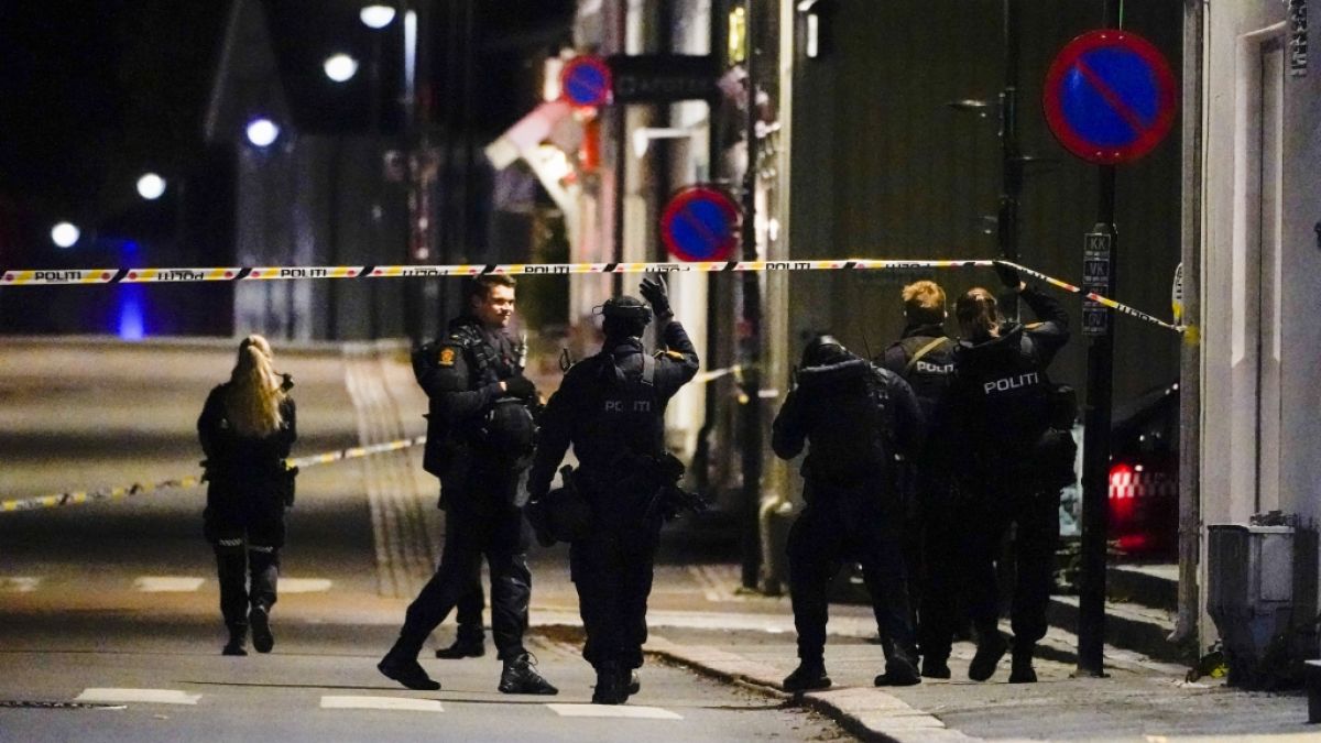 Polizisten ermitteln im Zentrum von Kongsberg nach einer Gewalttat. Bei der Gewalttat hat es mehrere Tote und Verletzte gegeben (Foto)
