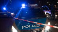 In einem Mehrfamilienhaus in Chemnitz ist in der Nacht zum Dienstag ein junger Mann ums Leben gekommen.
