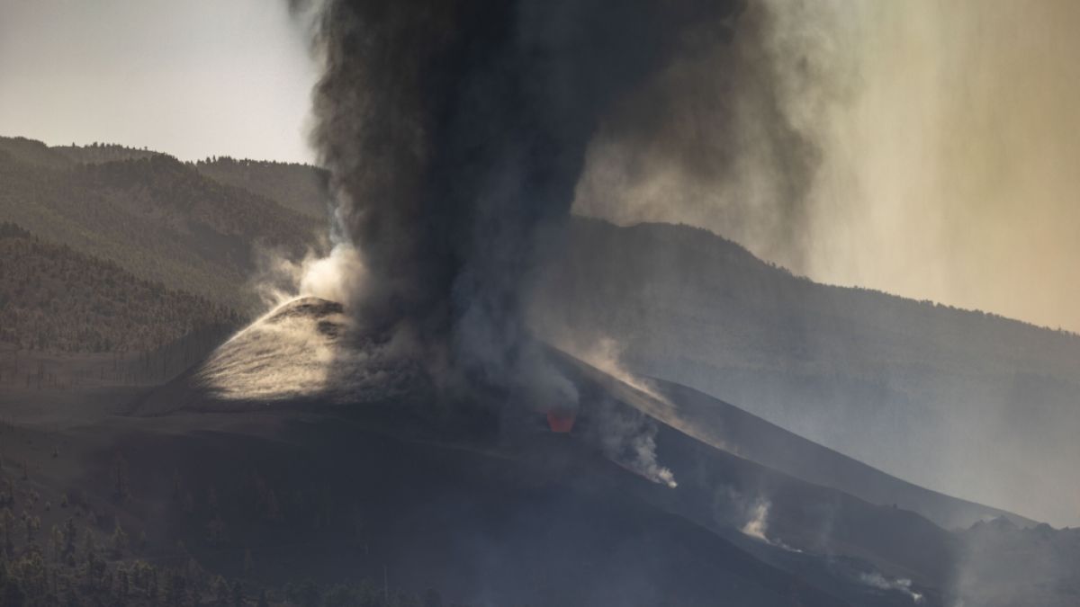 Der Vulkan Cumbre Vieja auf La Palma spuckt weiter Lava und Asche. (Foto)