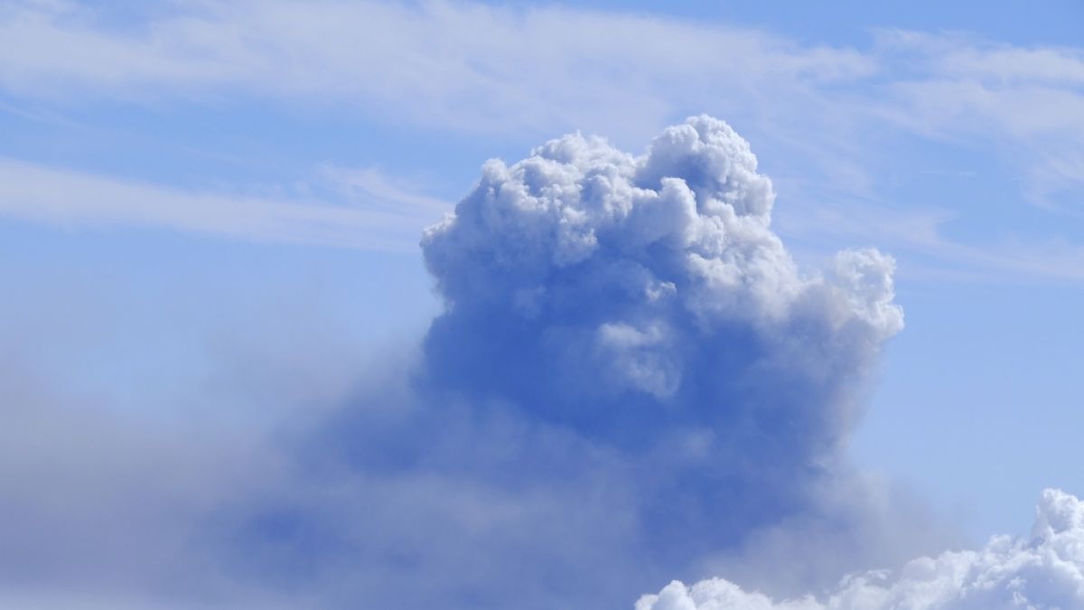 Der Vulkan von La Palma stößt eine riesige Rauch- und Aschewolke aus. (Foto)
