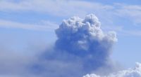Der Vulkan von La Palma stößt eine riesige Rauch- und Aschewolke aus.