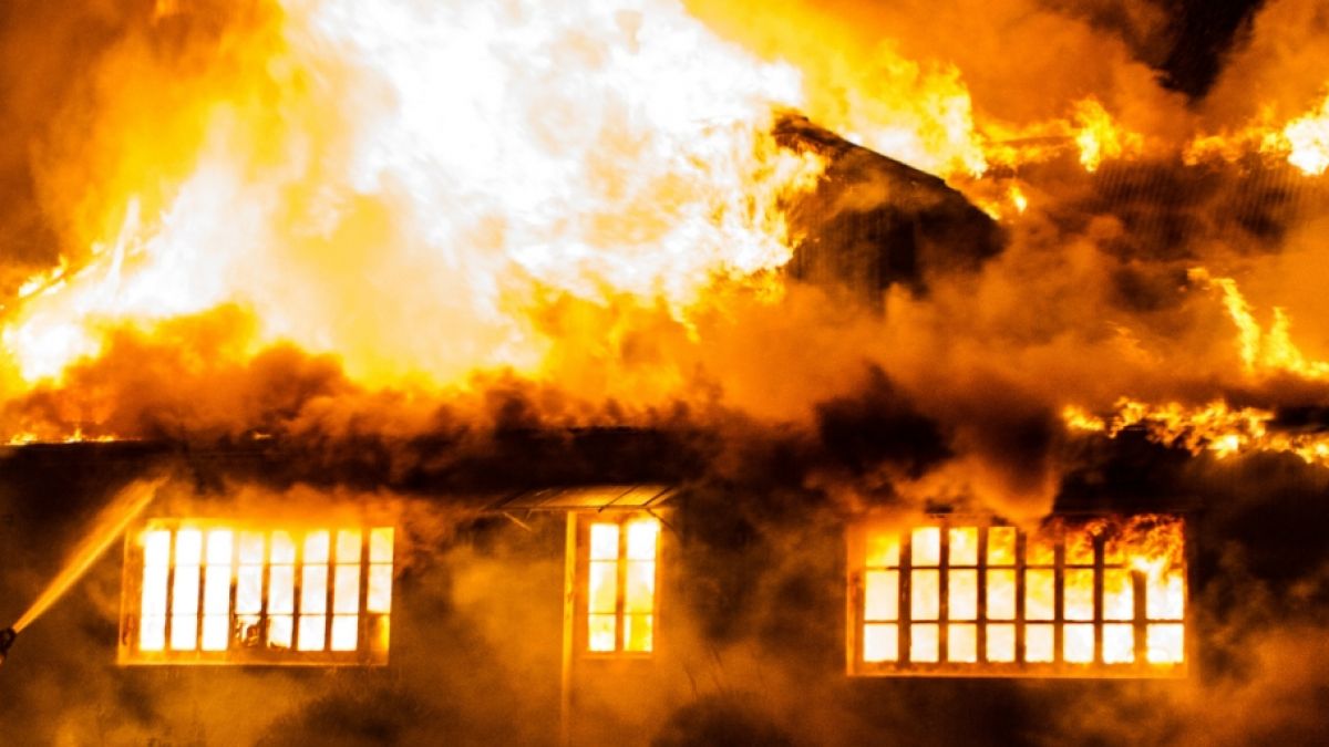 Beim Brand eines Mehrfamilienhauses in Reisbach sind drei Frauen und ein Baby gestorben. (Foto)