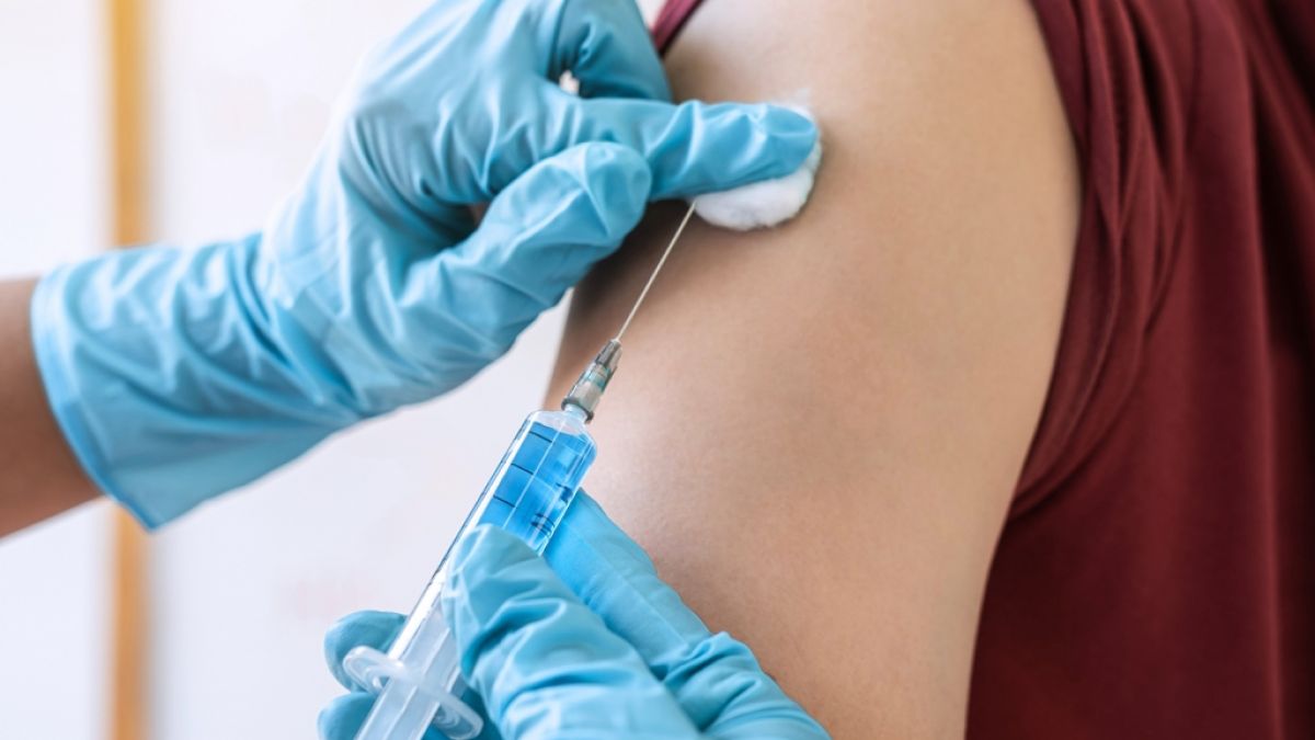 Je mehr Menschen sich impfen lassen, desto wahrscheinlicher wird es, dass Wissenschaftler seltene Nebenwirkungen entdecken. (Foto)