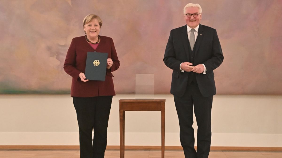 Nach vier Legislaturperioden ist Bundeskanzlerin Angela Merkel mit der Übergabe der Entlassungsurkunde aus ihrem Amt ausgeschieden. (Foto)