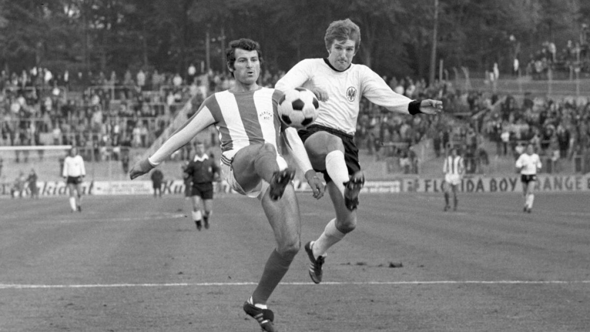 Der frühere Eintracht-Frankfurt-Star Bernd Nickel (re.), hier bei einem Zweikampf mit Ludwig Müller von Hertha BSC Berlin im Jahr 1973, ist mit 72 Jahren gestorben. (Foto)