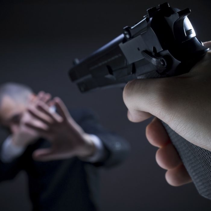 Vater erschießt Vergewaltiger seines Sohnes (11) live im TV