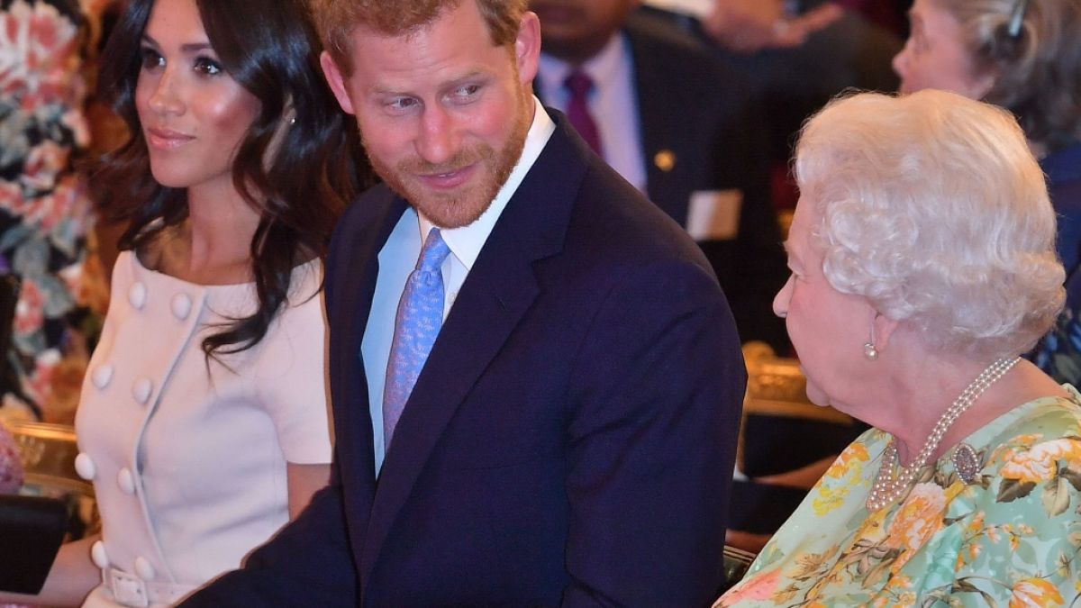 Ein Bild aus glücklichen Tagen: Inzwischen trennen Prinz Harry und seine Großmutter Queen Elizabeth II. tausende Kilometer. (Foto)