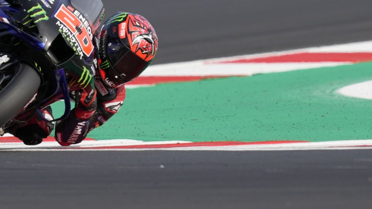 In der Motorrad-WM 2021 sind noch zwei Rennen zu fahren, doch der Weltmeister der MotoGP steht bereits fest: Fabio Quartararo hat die Entscheidung bereits beim Grand Prix der Emilia Romagna klar gemacht und sich den Titel gesichert. (Foto)