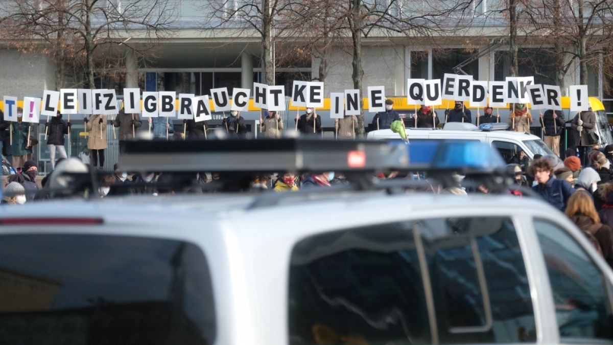 "Leipzig braucht keine Querdenker": Mehrere Hundert Menschen protestieren gegen eine geplante Kundgebung von Kritikern der Corona-Politik der Bundesregierung. (Foto)