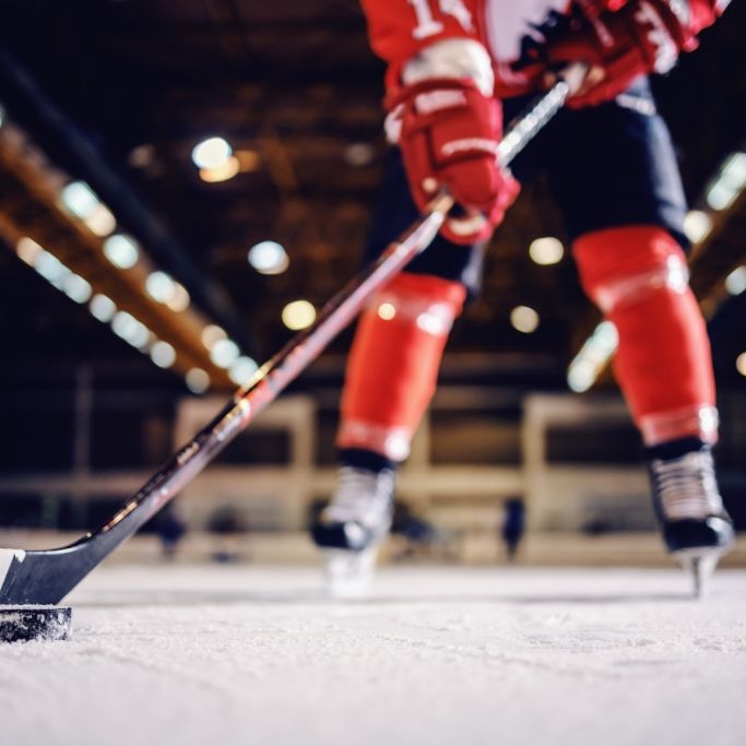 Eishockey-Profi (24) bei Match kollabiert und gestorben