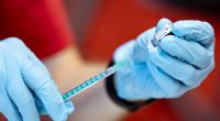 In Cuxhaven ist ein 12-jähriges Kind nach der zweiten Corona-Impfung gestorben.
