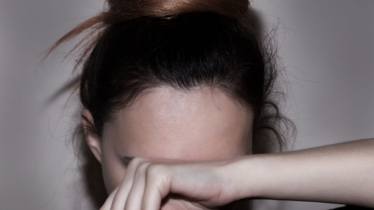 Eine junge Frau leidet unter ihren fleischfressenden Geschwüren im Gesicht. (Foto)