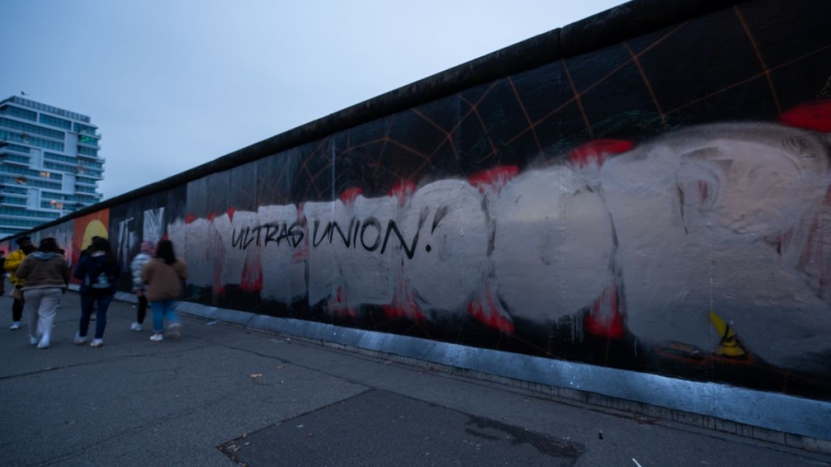Nachdem Rotterdam Fans den Schriftzug "Feyenoord" auf die East-Side-Gallery gesprüht hatten, wurde der Schriftzug grau übermalt und der Schriftzug "Ultras Union!" darauf gesprüht. (Foto)