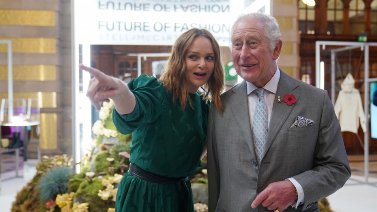 Prinz Charles von Großbritannien vergnügte sich in der Kelvingrove Art Gallery and Museum mit Star-Designerin Stella McCartney. (Foto)