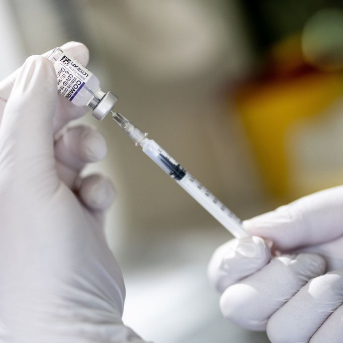 Junge (12) stirbt nach Corona-Impfung, Covid-Toter im Urlaubsflieger