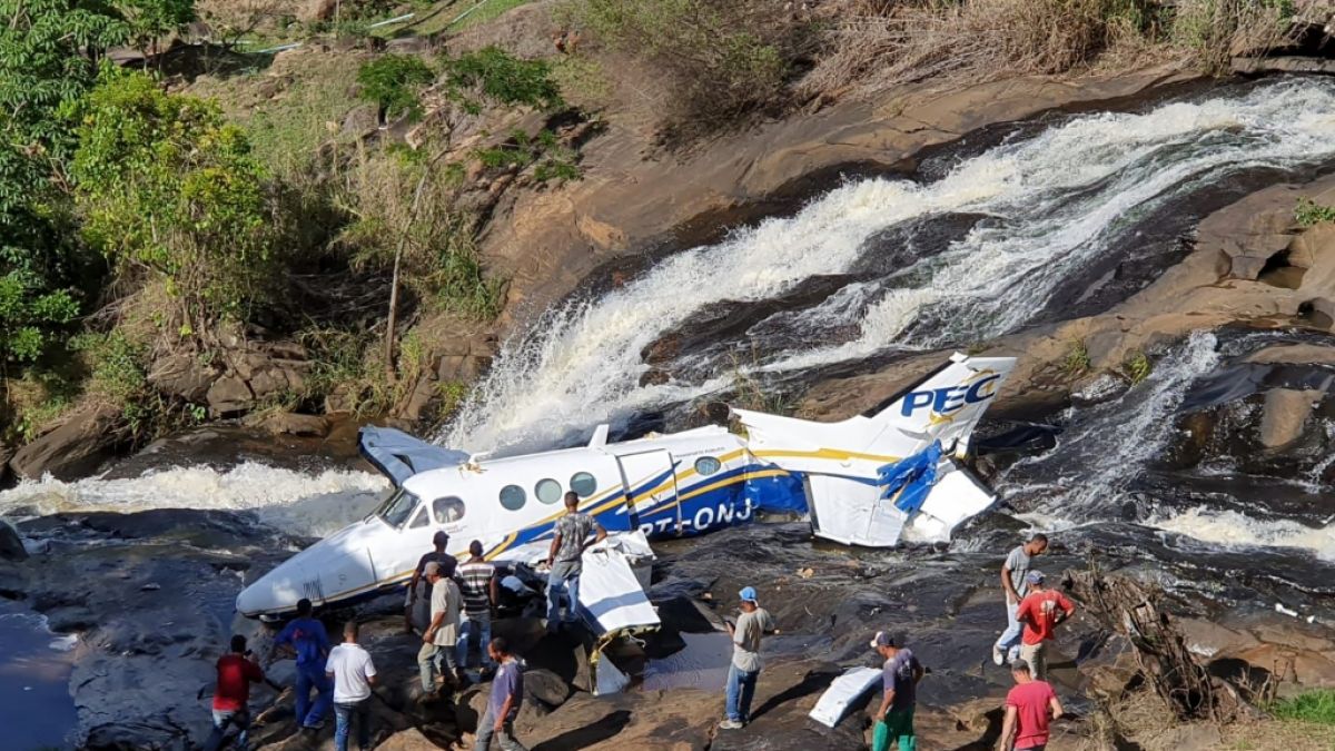 Dieses vom Militärischen Feuerwehrkorps von Minas Gerais veröffentlichte Bild zeigt das abgestürzte Flugzeug, das die brasilianische Sängerin Marilia Mendonca transportierte. (Foto)