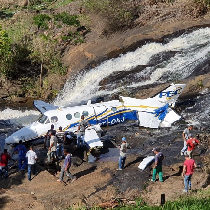 Sängerin (26) stirbt bei Flugzeugabsturz - Tausende nehmen Abschied