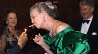 Leicht entflammbar: Königin Margrethe II. von Dänemark steht in aller Öffentlichkeit zu ihrem Laster und qualmt fröhlich vor sich hin.