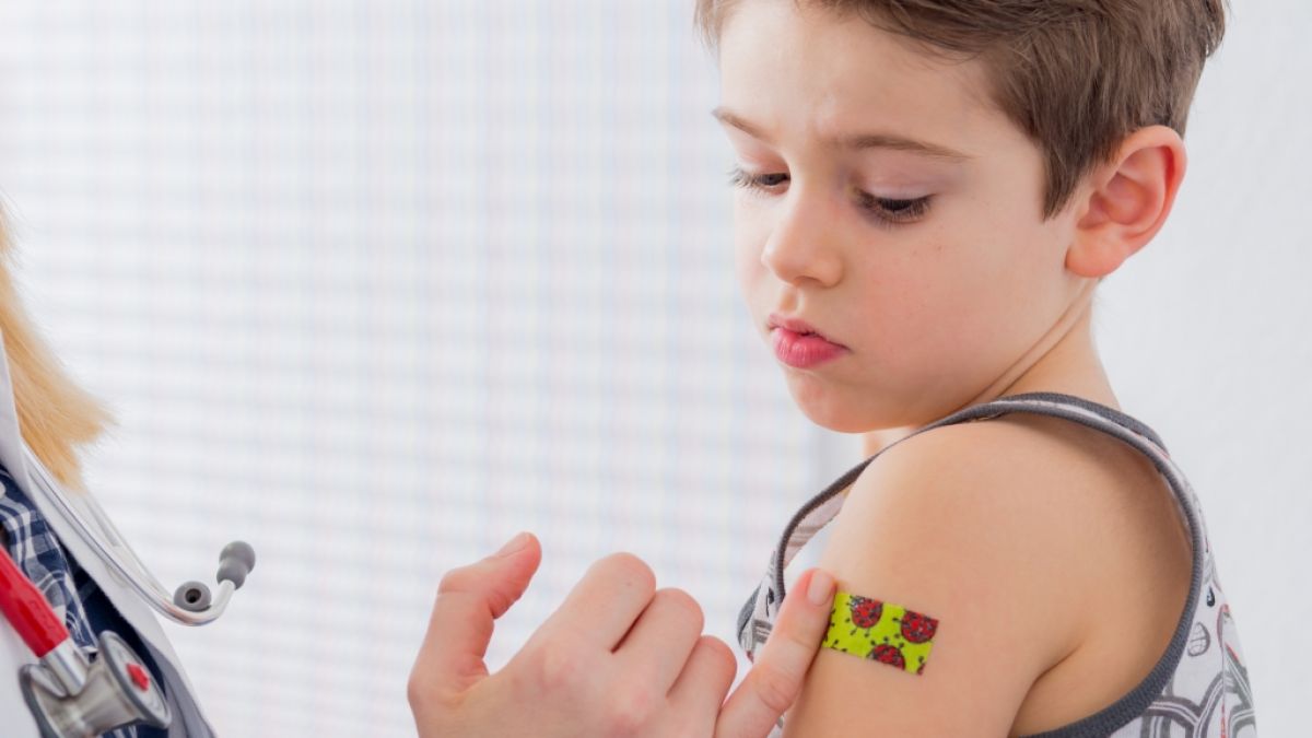Die Nachrichten des Tages auf news.de: Coronavirus-News aktuell: Impf-Skandal! 112 Kinder mit falschem Corona-Impfstoff gespritzt (Foto)