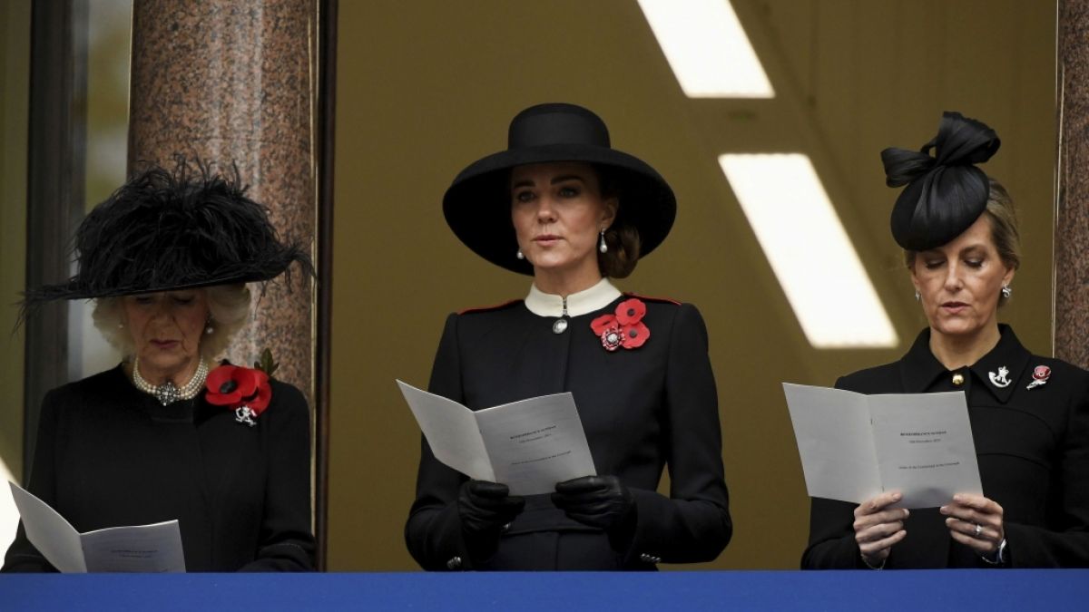 Kate Middleton vertrat die Queen beim Gedenkevent am Remembrance Sunday. Für Royal-Fans steht fest: Herzogin Kate ist die nächste Königin. (Im Bild: Herzogin Camilla, Herzogin Kate und Gräfin Sophie, v.l.) (Foto)