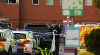 Vor einem Liverpooler Krankenhaus ist am Wochenende ein Auto explodiert - ein Mann kam dabei ums Leben.