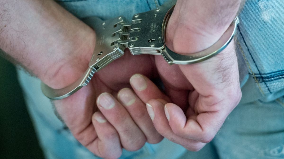 Im thüringischen Suhl ist ein 42-Jähriger festgenommen worden, nachdem er mit einer Armbrust auf Polizeibeamte schoss (Symbolbild). (Foto)