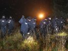 Polizisten durchsuchen ein Waldgebiet, nachdem eine 16-Jährige unweit des Flughafens Memmingen tot aufgefunden worden war. (Foto)