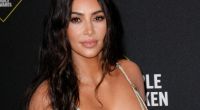 Kim Kardashian packt fest zu.