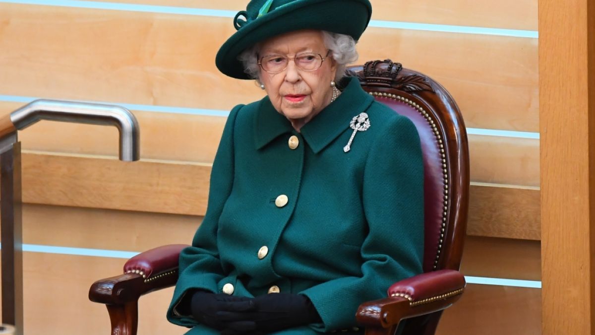 Queen Elizabeth II. ließ sich aufgrund einer ärztlich verordneten Ruhepause bei einem wichtigen Termin von ihrem Sohn Prinz Edward vertreten. (Foto)