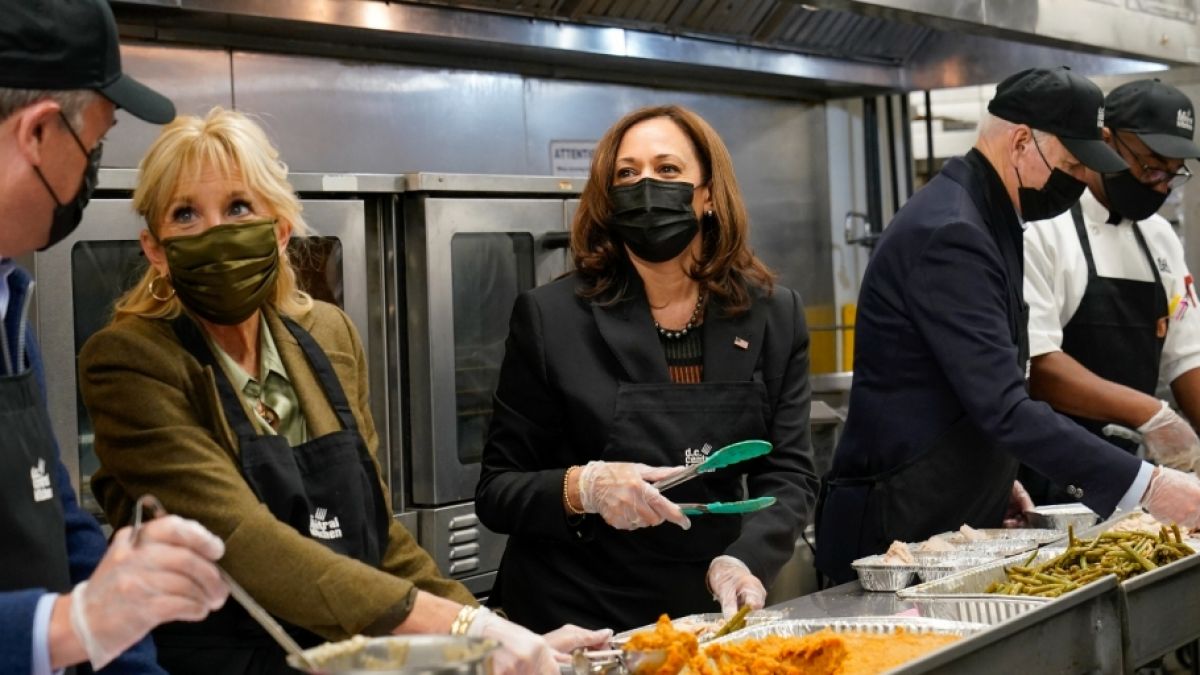 Joe Biden zeigte seiner Vizepräsidentin Kamala Harris beim Aushelfen in einer Suppenküche die kalte Schulter. (Foto)