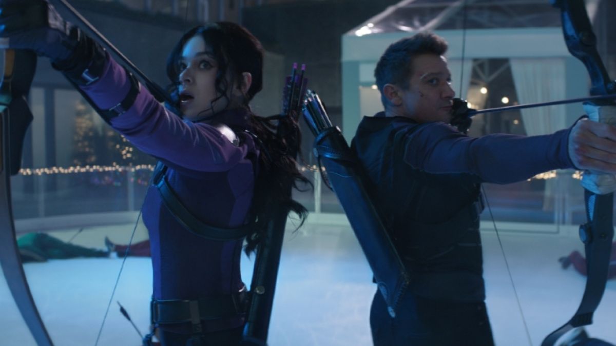 Hailee Steinfeld als Kate Bishop und Jeremy Renner als Clint Barton/Hawkeye in der neuen Marvel-Serie "Hawkeye". (Foto)