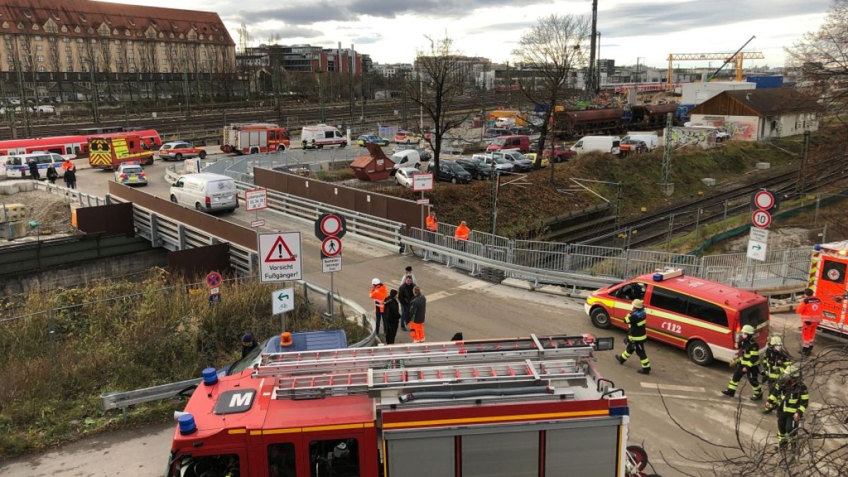 Auf einer Baustelle der Deutschen Bahn am Münchner Hauptbahnhof sind nach Angaben der Feuerwehr drei Menschen verletzt worden, als eine Fliegerbombe explodierte. (Foto)