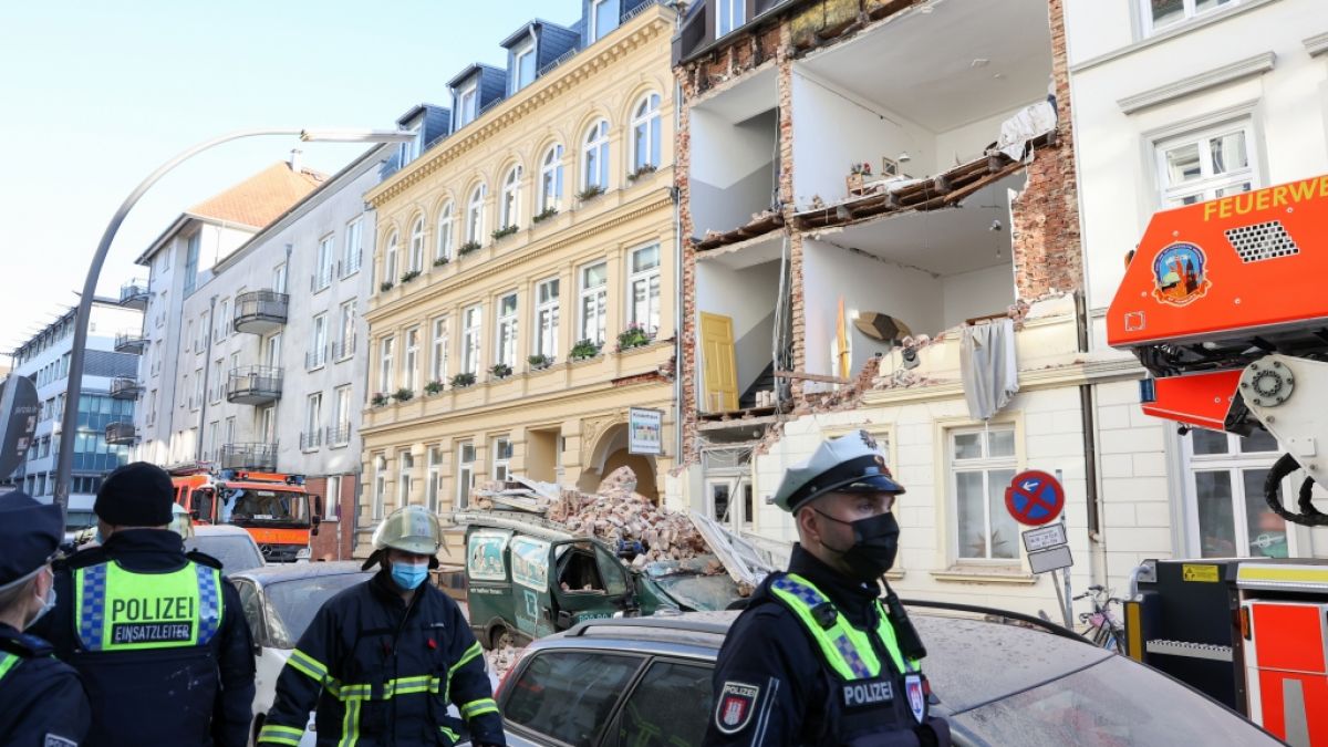 Vermutlich wegen einer Explosion oder einer Verpuffung ist die Fassade eines Wohnhauses im Hamburger Stadtteil Ottensen fast komplett eingestürzt. (Foto)