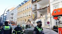 Vermutlich wegen einer Explosion oder einer Verpuffung ist die Fassade eines Wohnhauses im Hamburger Stadtteil Ottensen fast komplett eingestürzt.