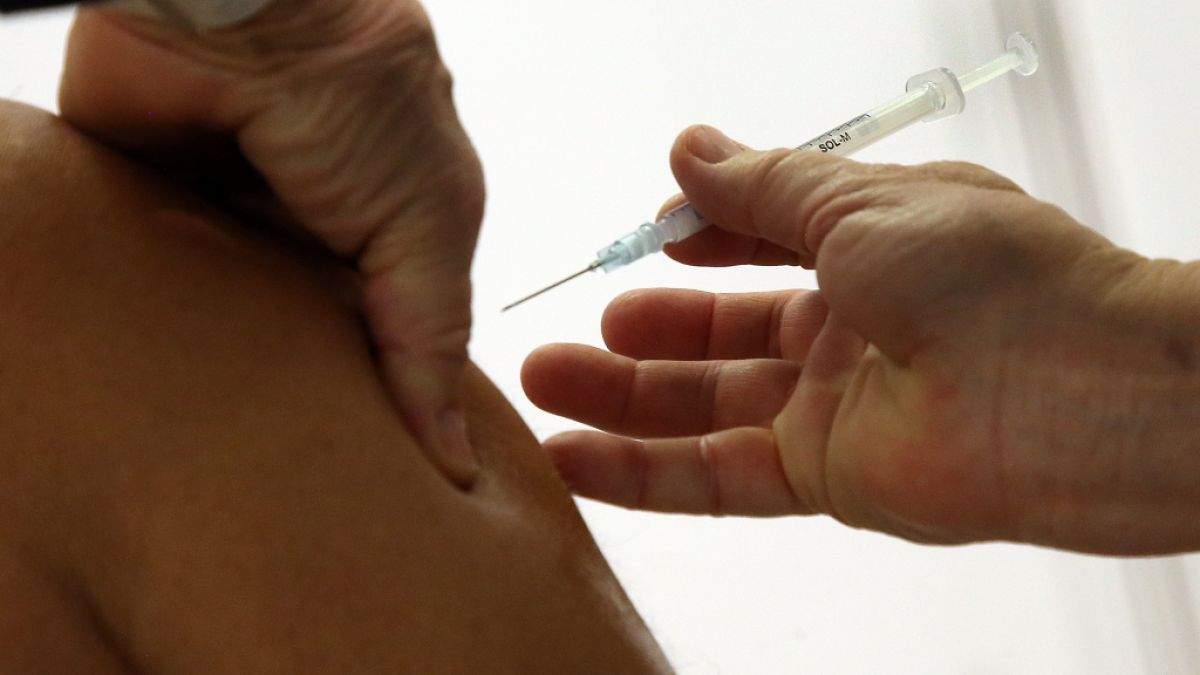 Die Statistik belegt es schwarz auf weiß: In Regionen mit niedriger Impfquote sterben mehr Menschen an Corona. (Foto)