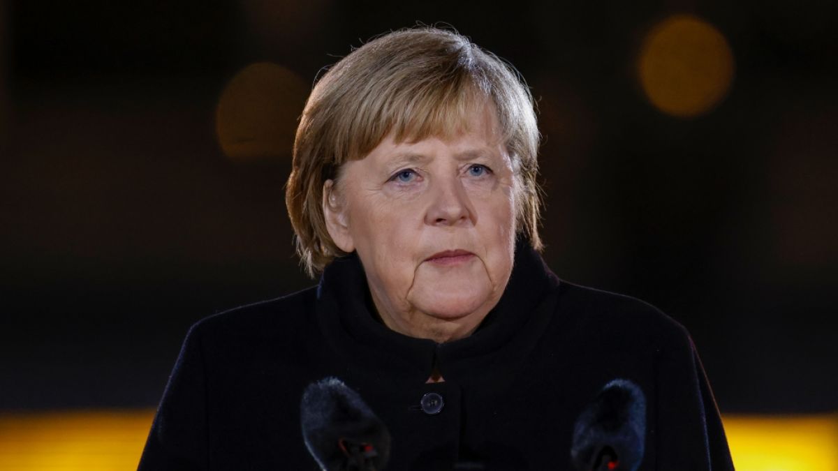 Mit einem Großen Zapfenstreich wurde Kanzlerin Merkel gegen Ende ihrer Regierungszeit nach 16 Jahren im Bendlerblock verabschiedet. (Foto)