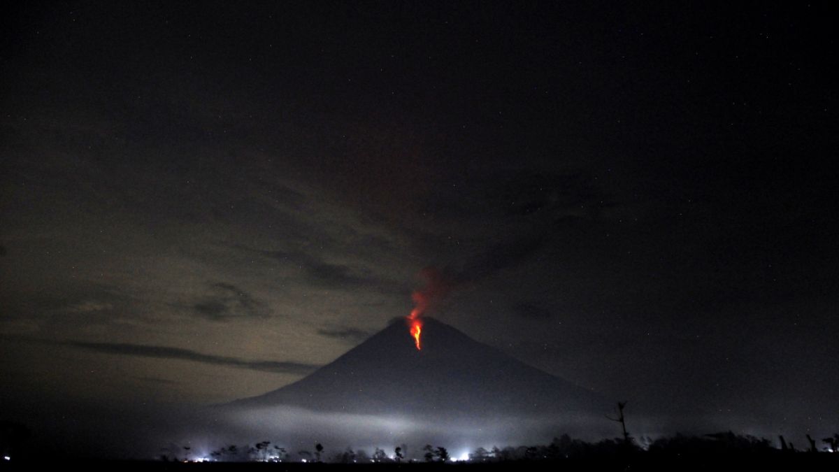 Gunung Semeru meletus: bencana alam di Jawa – setidaknya 13 tewas dan terluka