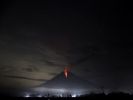 Der Vulkan Semeru spukt glühend heiße Gase und vulkanisches Material aus. (Foto)
