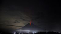 Der Vulkan Semeru spukt glühend heiße Gase und vulkanisches Material aus.
