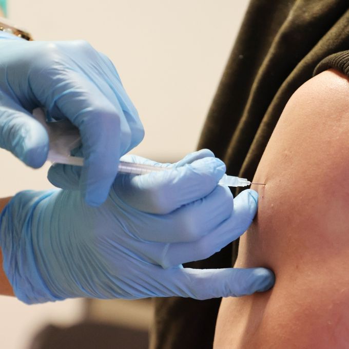 Impfgegner spaziert mit Fake-Arm zur Corona-Impfung - Anzeige!