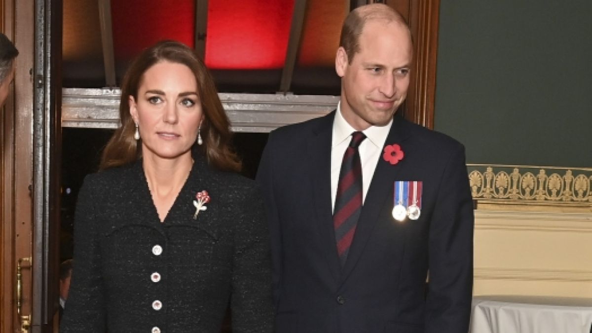 Nicht Herzogin Kate: An einem Abend lag Prinz William einer anderen Frau "wie ein Hündchen" zu Füßen. (Foto)